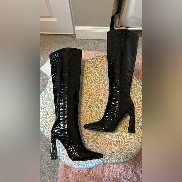 Black Crocodile Pattern Boots - Picture 6 of 6